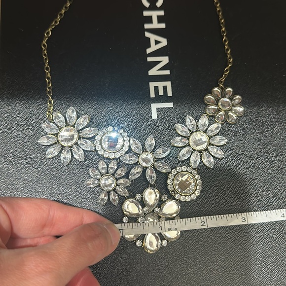 Flower gunmetal stone statement necklace - Picture 14 of 15